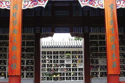 八宝山革命公墓玉岑园立体安葬,有骨灰廊,骨灰墙和骨灰亭.