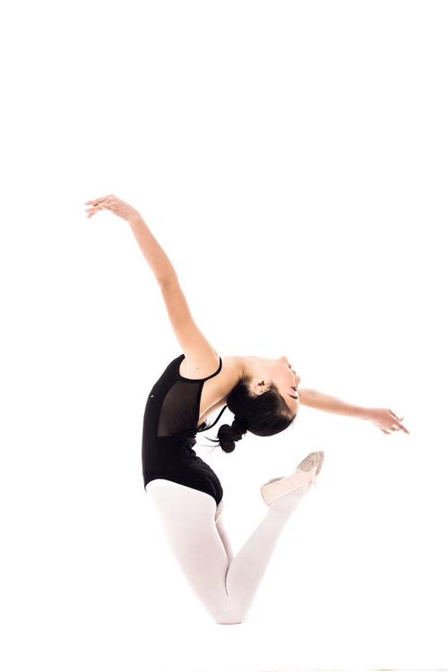 只有学舞蹈的孩子才能拍出这样的艺术照,每一个动作都