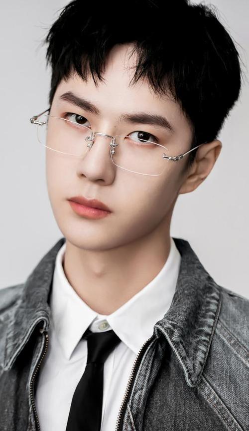 原创王一博最新写真曝光!利落短发配无框眼镜!牛仔配白衬衫纯欲十足