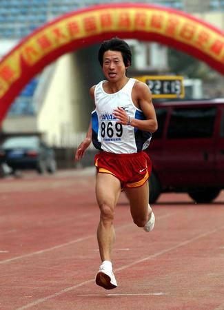 中国选手仲伟福获大连国际马拉松赛男子冠军(图文)