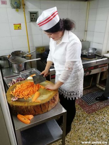 齐齐哈尔大学新疆籍新生走进食堂体验美食制作