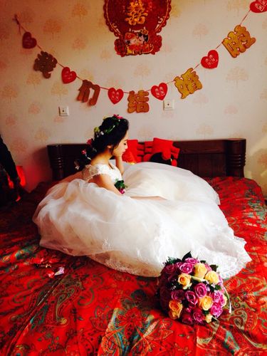 婚床上的新娘美丽端庄  含情脉脉  羞答答