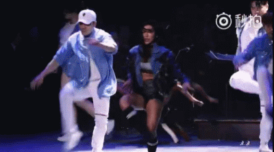 找到了江映蓉去年年底的一个舞台,歌曲很欧美,动作很干净很有力量