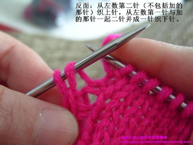 因为这件毛衣是要上拉锁的,所以门襟的边就要织成双边的样子,在织门襟