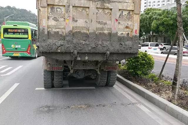 洒漏的泥头车,你们真是够了!