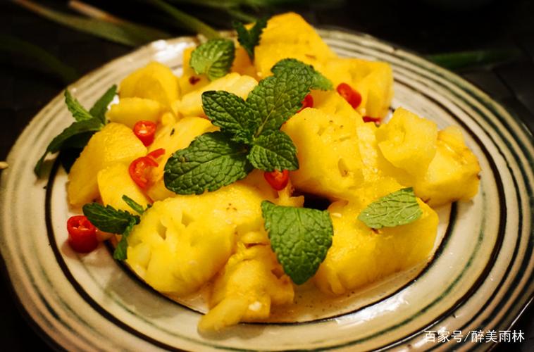 菠萝中所含糖,盐类和酶有利尿作用,适当食用对肾炎,高血压病患者有益.