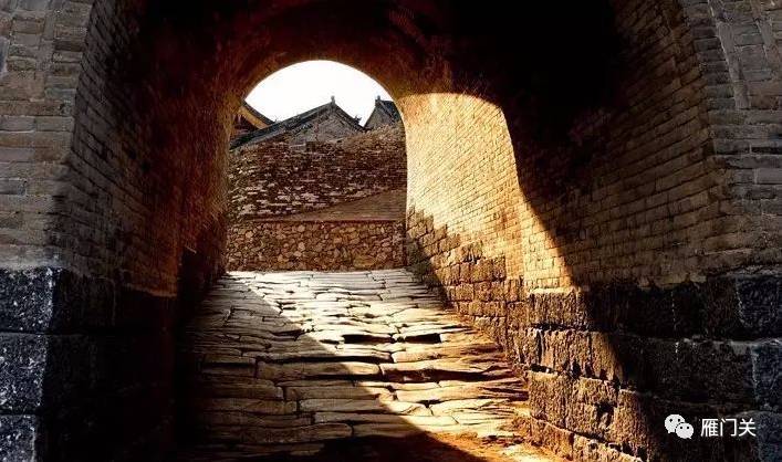 关城边有个雁门关驿站,是山腰一排窑洞,说是昔日行旅之人歇脚处,有