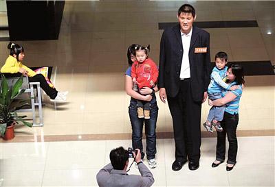 中国第一巨人赵亮网络征婚(组图)