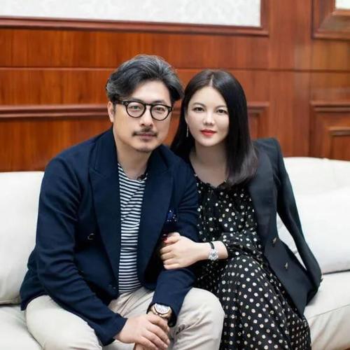 恋情曝光王岳伦携年轻女孩走机场1米8大个李湘比不了真火辣