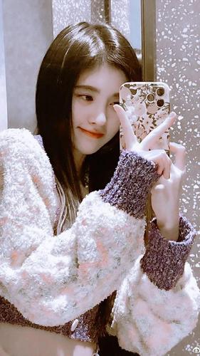 鞠婧祎最新自拍照:深蓝牛仔裤大秀细腰,又是被小鞠甜