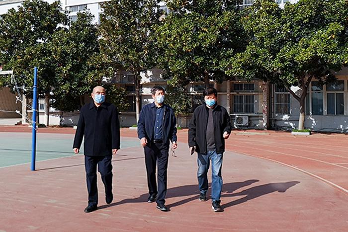 校党委书记陈士夫,校长姚佐文到附属实验中学检查高三初三年级学生