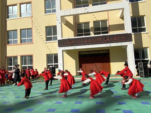 第八个节目:         小学带来的舞蹈《小道童》《新年大吉》