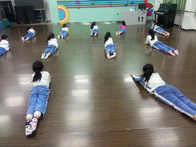 深圳市罗湖区翠园中学--- 课后学生在舞蹈室排练舞蹈