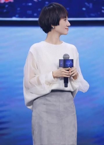 袁泉的短发也能有女人魅力,随便搭配都文艺风十足,她可太会了