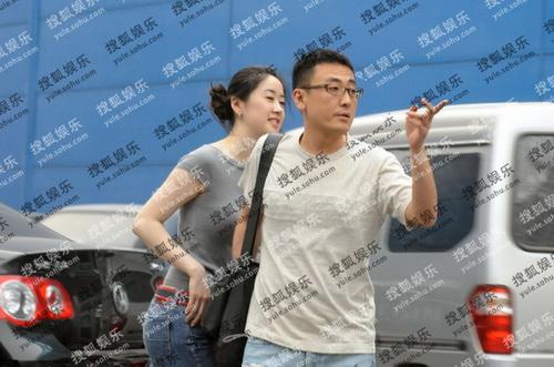 组图:窦文涛携女友逛家居店 勾肩搭背当街示爱