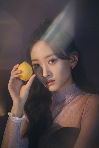 代文雯亮相央视端午直播 与主持人互动笑料不断