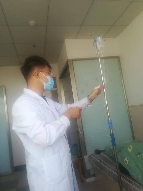 入住老人在居室里输液