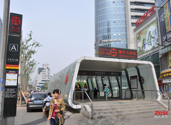 青年大街站是沈阳地铁一,二号交汇中心,人流量极大