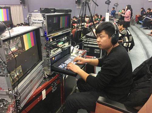 张海洋在附属医院拍摄现场导播切换