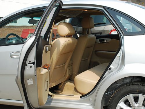 别克凯越 2010款 1.6le-at--后排腿部空间 / 122