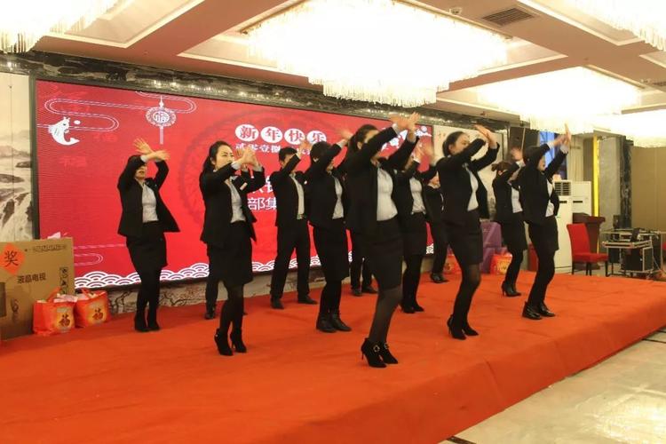 销售部一曲动感的《抓钱舞》拉开了晚会的帷幕,同事们表演着精心准备