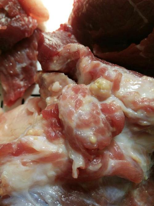 买的牛肉里面有米黄色小颗粒,还有一个像豆子那么大的