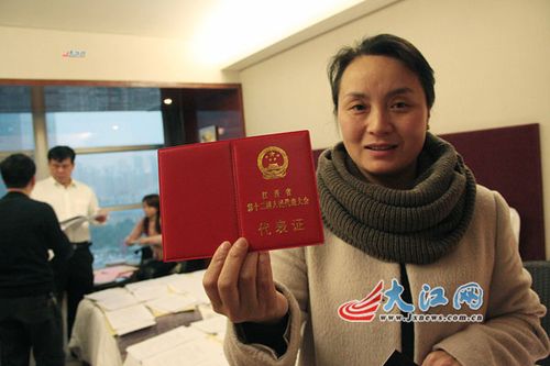 来自莲花县的人大代表刘乡展示代表证.(大江网记者 王东摄)
