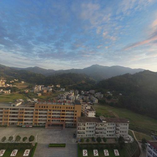 马贵中学全景