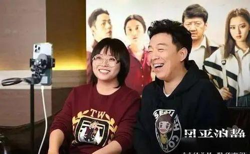 脱口秀奇才李雪琴和黄渤在直播间宣传《风平浪静》