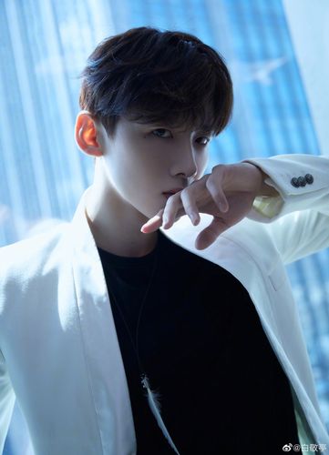 白敬亭:黑白造型,光影写真