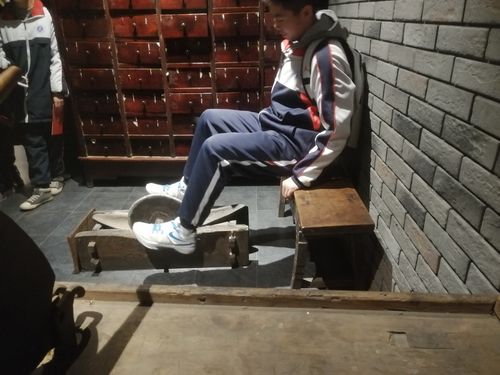 看郑又铭同学正在努力的"磨药"呢