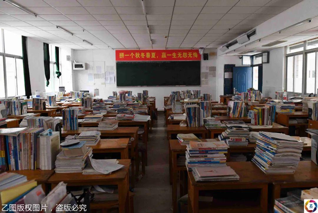 原创黄金周实拍高考镇,留守学生埋头学习,教室黑板下写满梦想大学