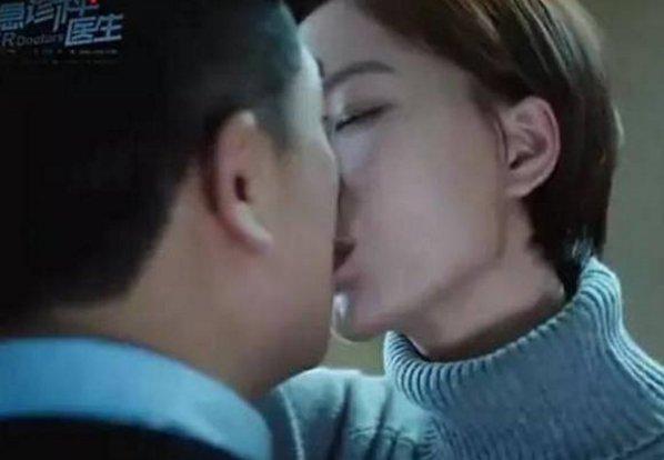 急诊科主任医生何建一与海归医生江晓琪的热吻.