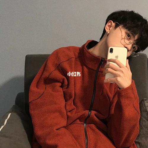 大家觉得这个红色衣服男生的头像怎么样呢?