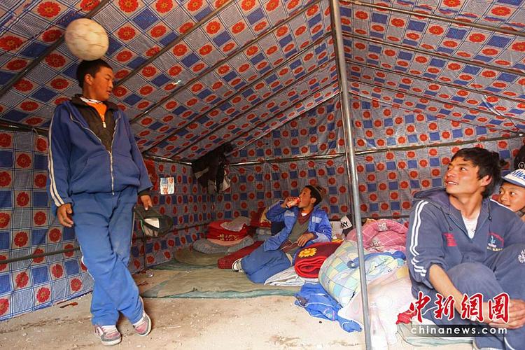 青海玉树地震:帐篷内的中国"c罗"
