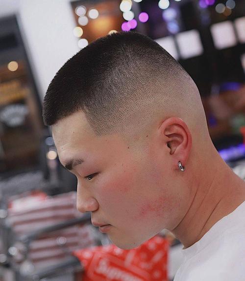 也许你觉得剪短寸头特别的简单,只需要用推子套上三毫米或者六毫米的