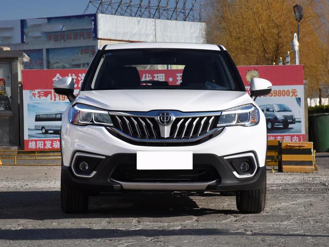 在前一段时间,华晨旗下的新款中华v3正式登陆国内市场,此次共推出了三