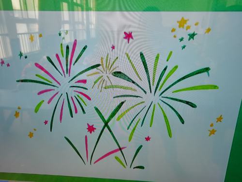 张广幼儿园成长二班的宝宝体验五大领域之音乐美术《美丽的烟花》