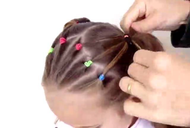 第3步: 左侧的头发一样用橡皮筋扎成一个中等高马尾,注意对称