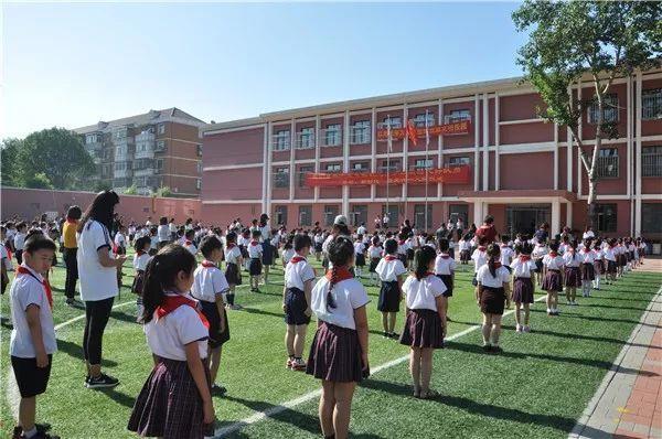 争做新时代好队员┃天津新星小学新队员入队仪式我们时刻准备着