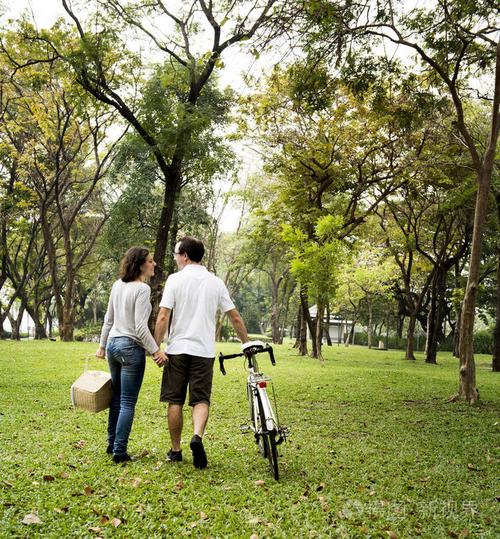 夫妇在公园里散步和牵手原来的photoset