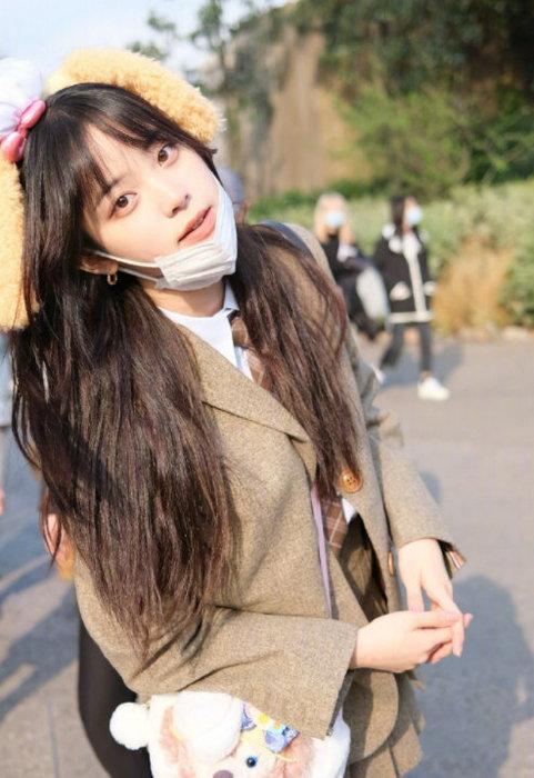 欧阳娜娜晒迪士尼写真 穿百褶裙元气满满