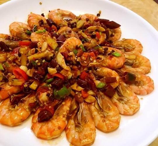 用料:新鲜海白虾500克,土豆200克,香芹50克,油炸花生米80克,红尖椒