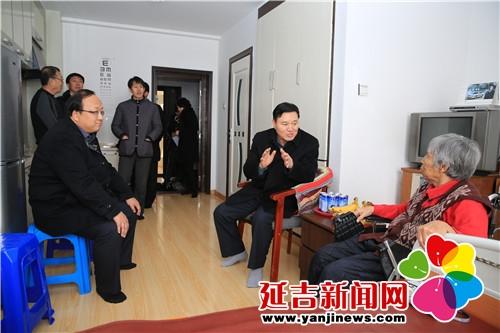 延吉市级领导带着党和政府的深情厚意,深入到部队,街道社区,乡镇村屯