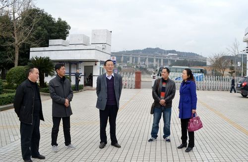 3月21日,阆中东风中学高一语文组全体同仁在办公室朱箫杨主任等领导的