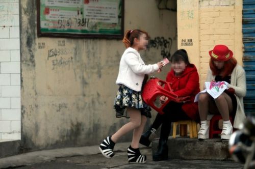 实拍山西运城扫黄现场:站街女大白天街边公然拉客[组图]