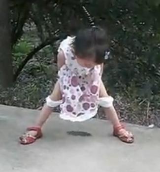 原来女孩子也可以站着尿尿的!