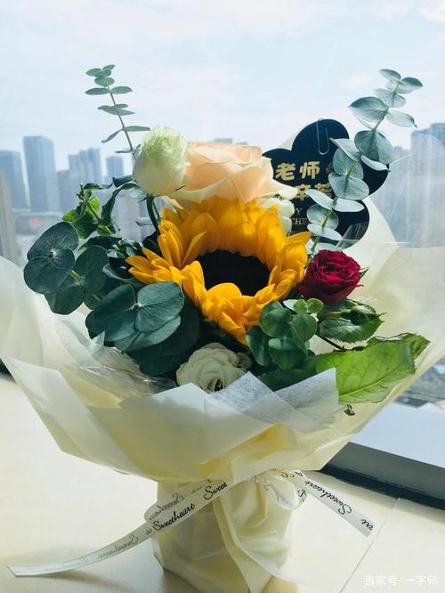 谢谢,同学们送的鲜花.你们的祝福是老师工作的动力.