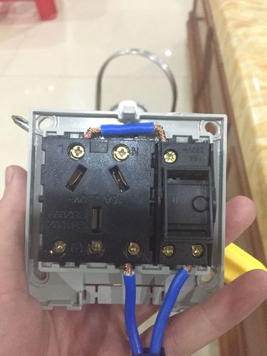 像这样的开关怎么安装?一开三孔的