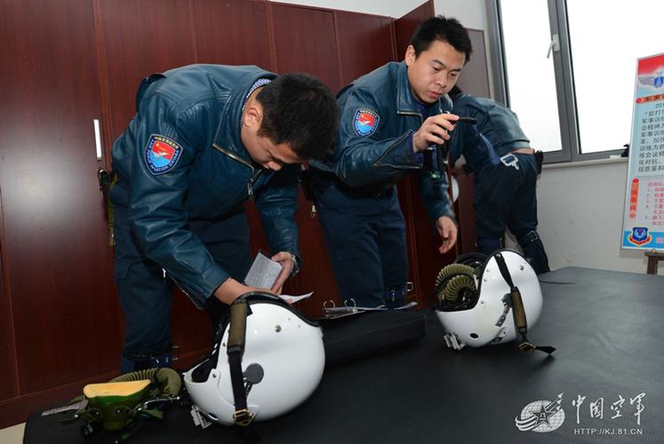 组图中国空军首次组织教练机飞行员直接飞歼10